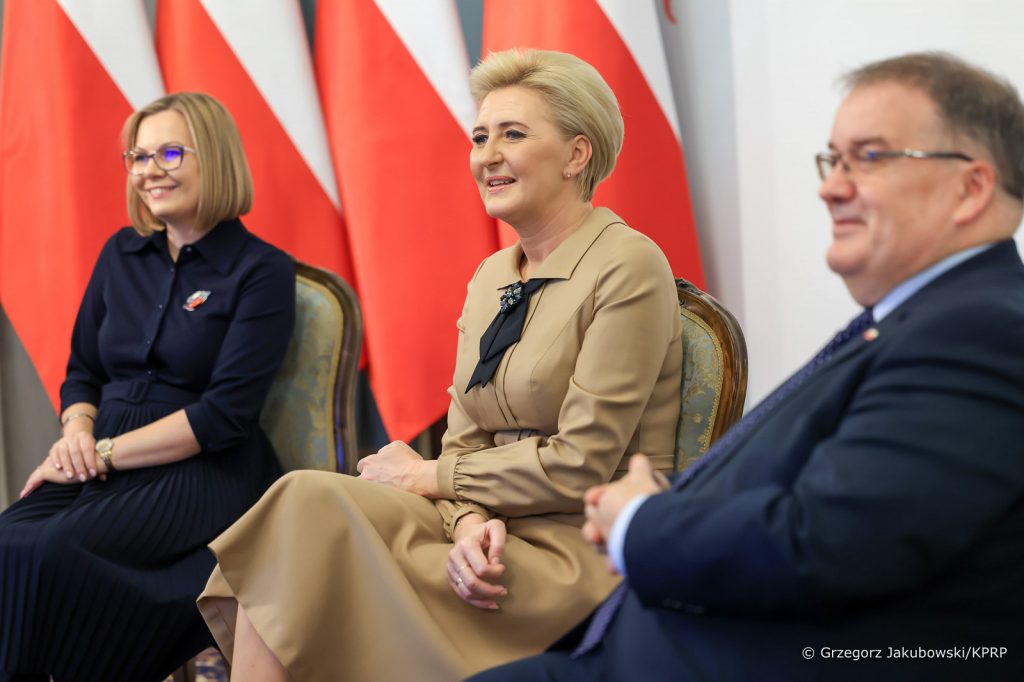 FINAŁ KONKURSU RECYTATORSKIEGO „SŁOWEM – POLSKA” Z UDZIAŁEM PIERWSZEJ DAMY. SUKCES NASZEJ UCZENNICY!