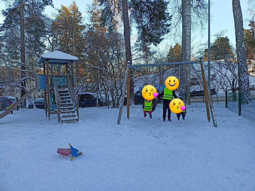 Zabawy Pszczółek na śniegu