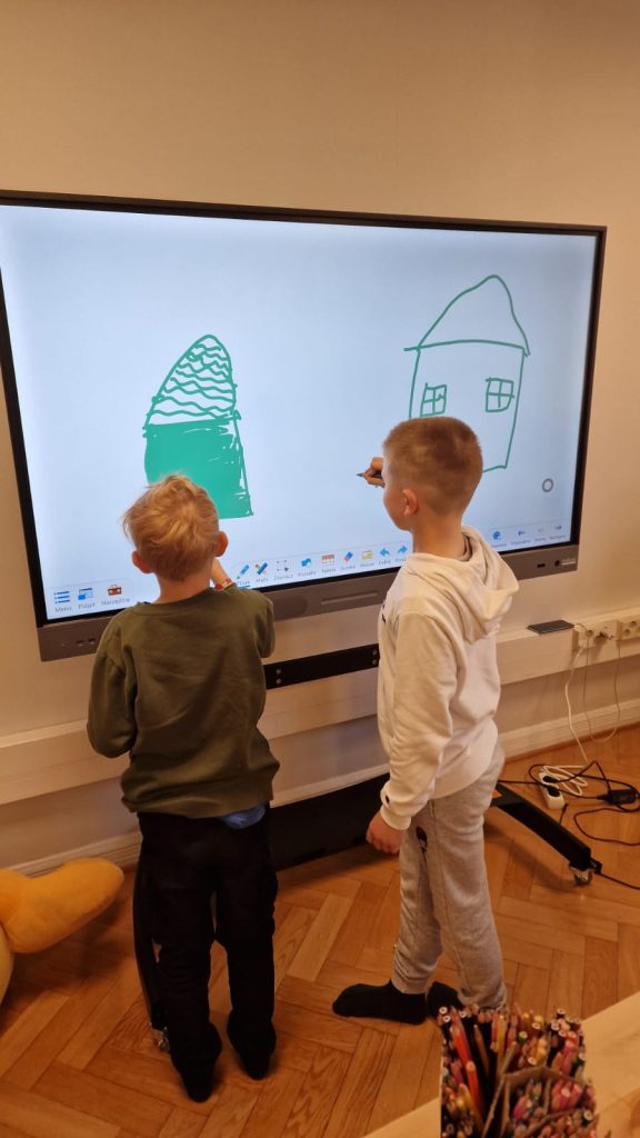 Wspólne czytanie i zabawy w klasie pierwszej!