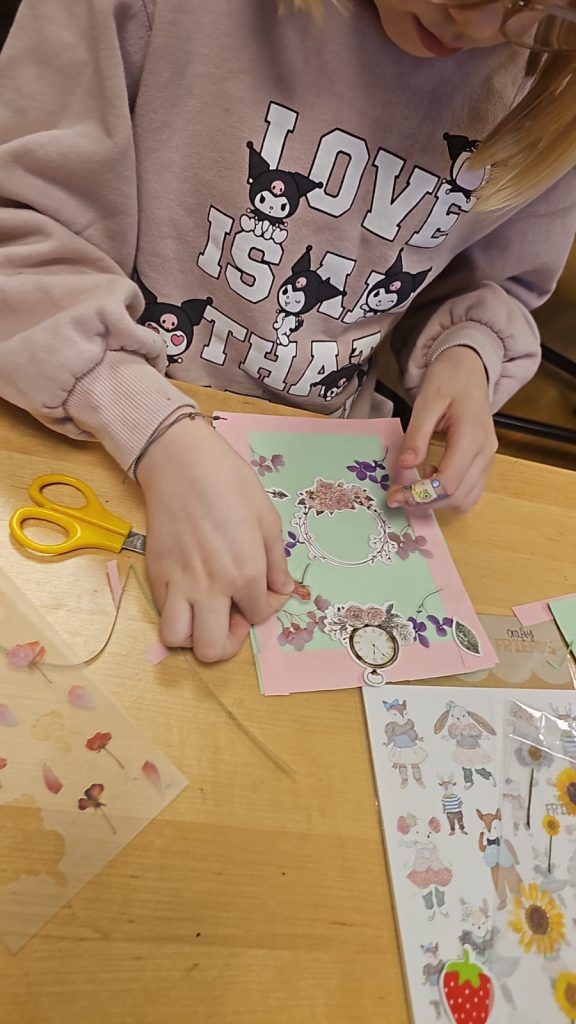 Klasa 4 przygotowuje kartki na Dzień Babci i Dzień Dziadka