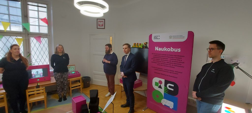 Pierwszy dzień wystawy „Naukobus” w Szkole Polskiej w Helsinkach