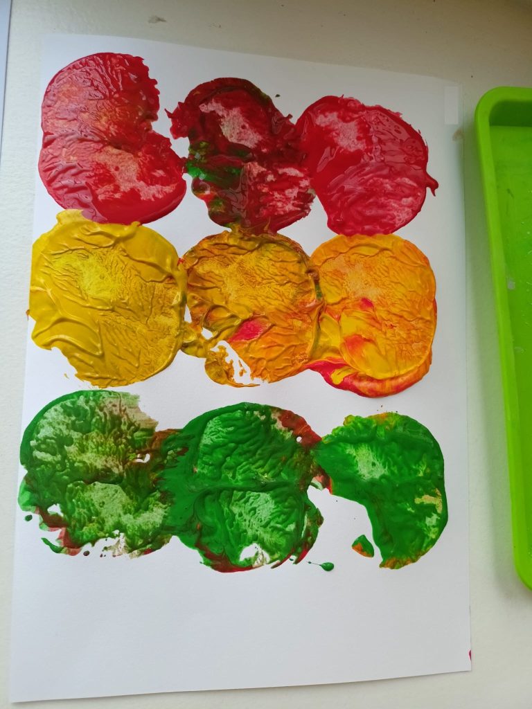 Jabłkowe inspiracje w grupach Biedronek i Lisków