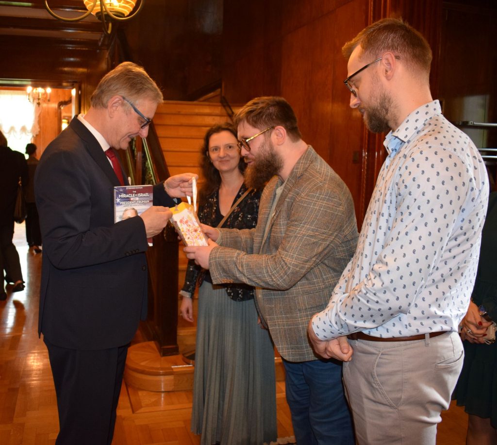 Z podziękowaniami dla Ambasadora Tomasza Chłonia